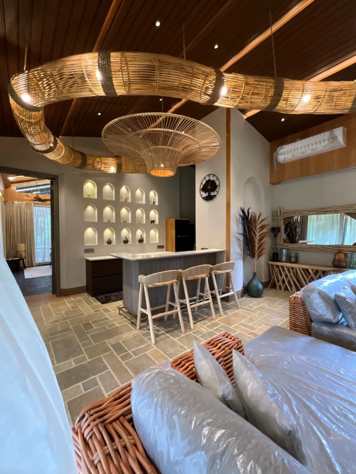 Living area with low-slung seating, lime-plastered walls and a travertine feature wall